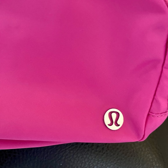 NWT Lululemon Everywhere Belt Bag EBB Sonic Pink with LOGO Strap Educator style - Picture 2 of 5
